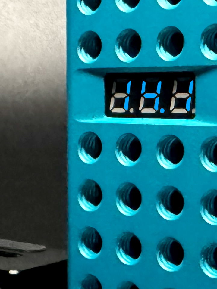 OMNIA live voltage readout on teal anodised rig